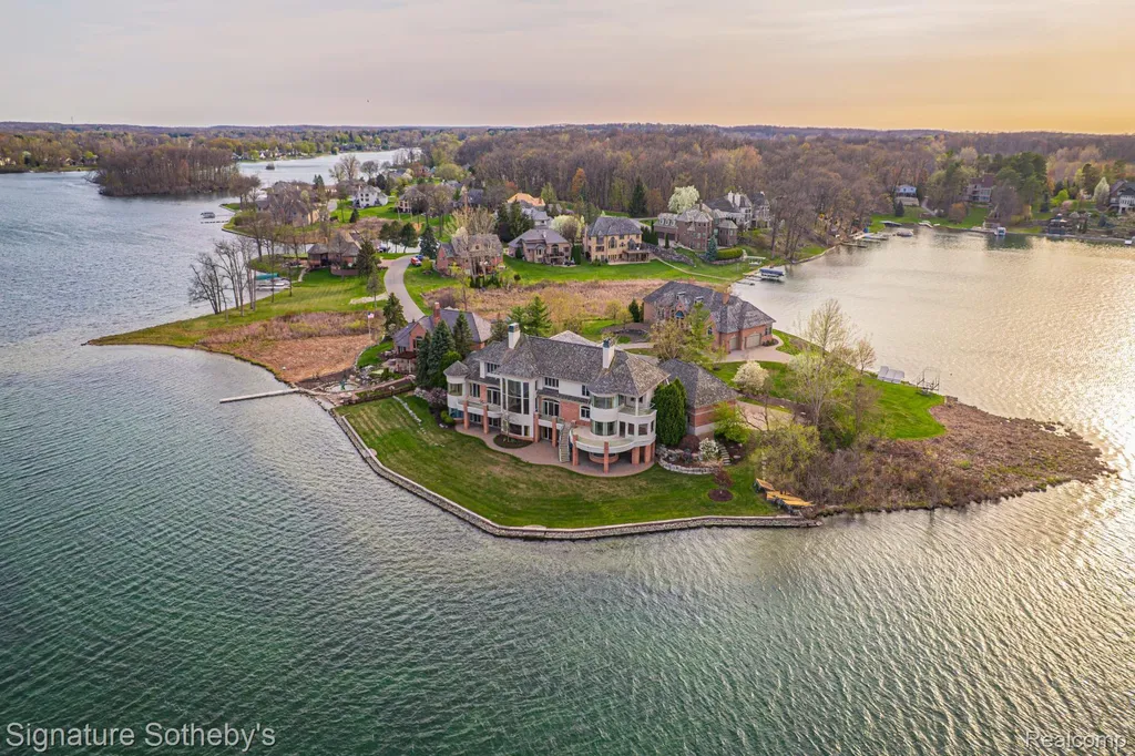 82 Chateaux Du Lac Fenton Charter Township MI 48430
