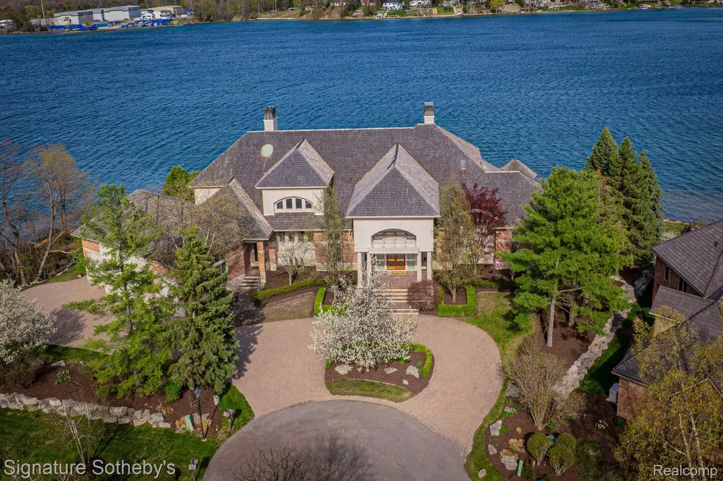 82 Chateaux Du Lac Fenton Charter Township MI 48430