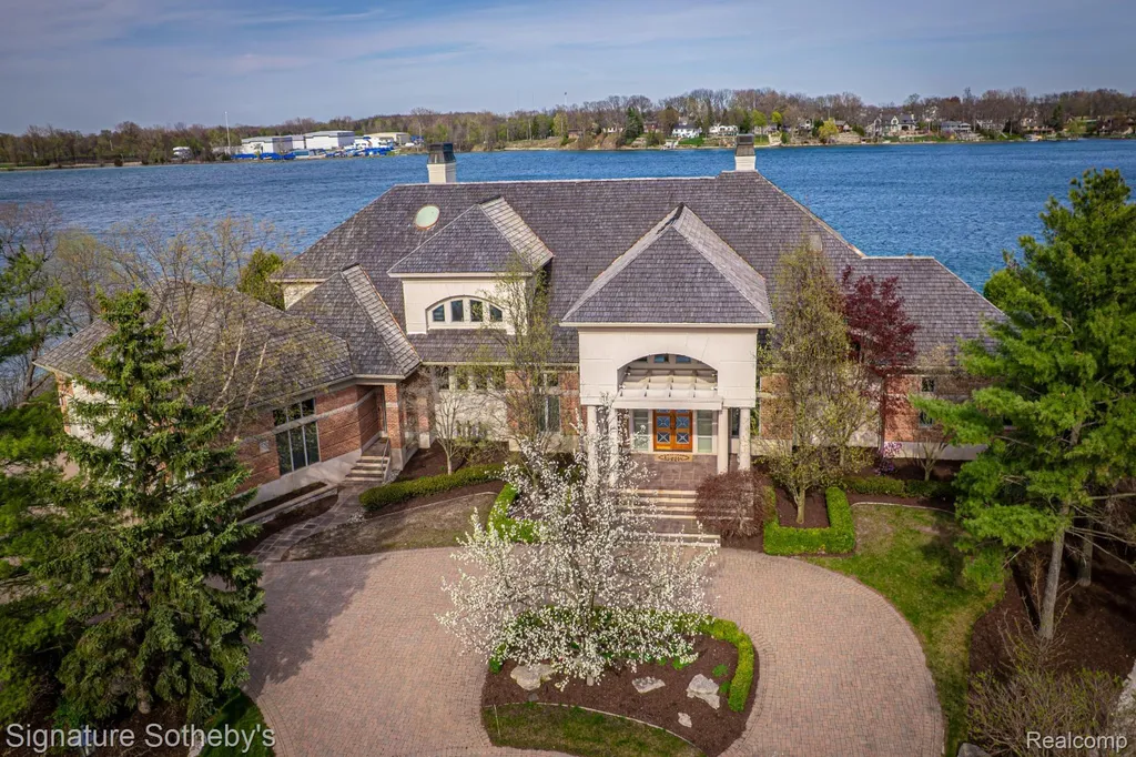 82 Chateaux Du Lac Fenton Charter Township MI 48430