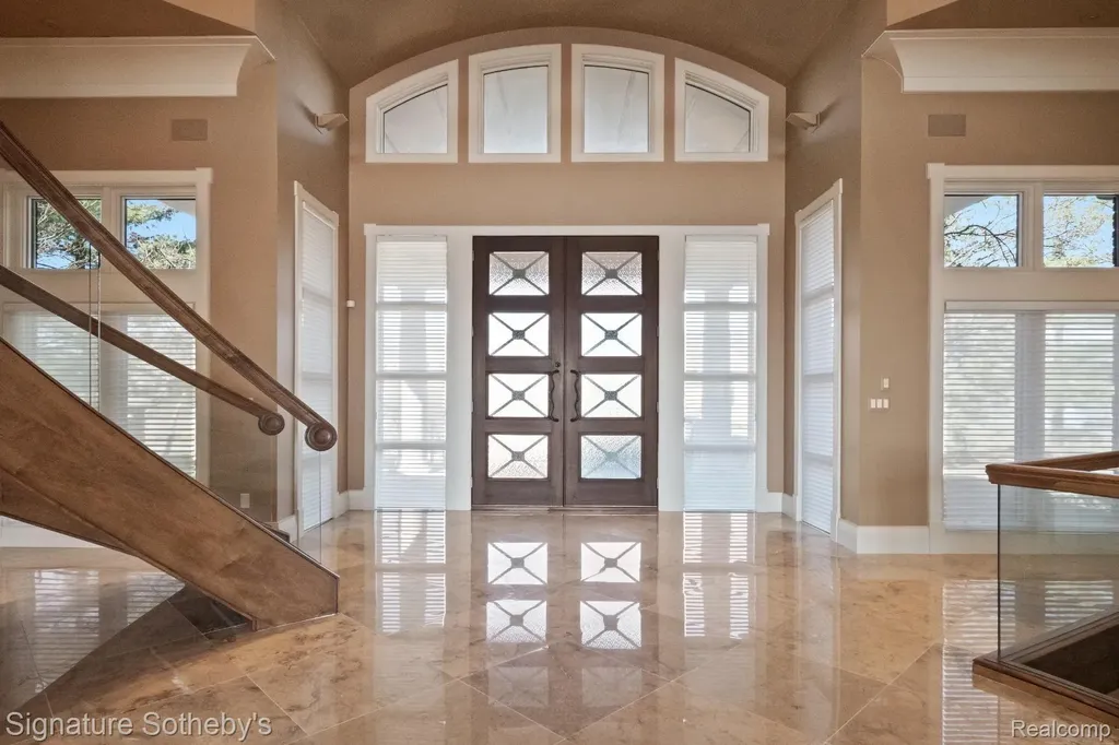 82 Chateaux Du Lac Fenton Charter Township MI 48430