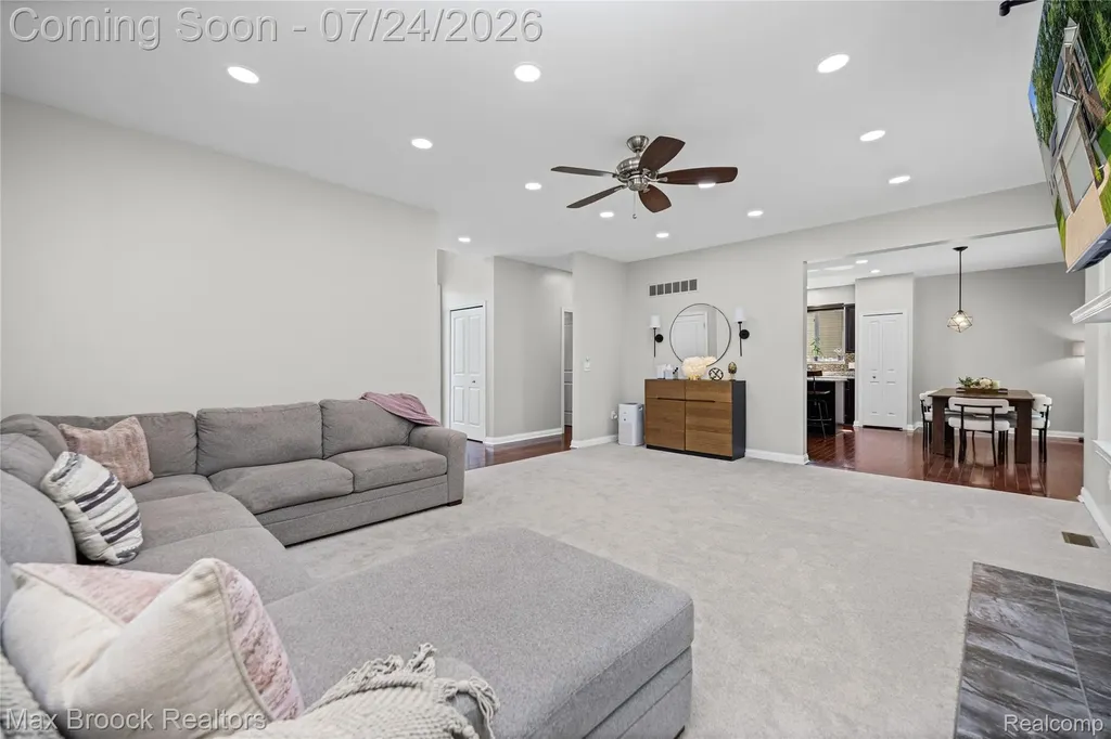 8012 Ivy Glen Park Lane White Lake Charter Township MI 48386