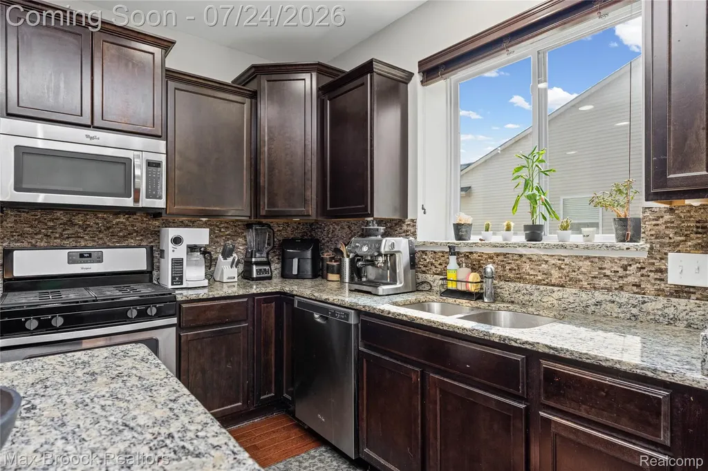 8012 Ivy Glen Park Lane White Lake Charter Township MI 48386
