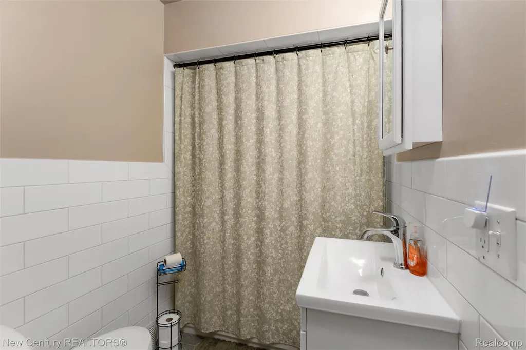 5763 Graves Street Waterford Charter Township MI 48327