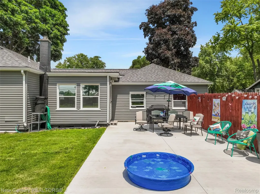 5763 Graves Street Waterford Charter Township MI 48327
