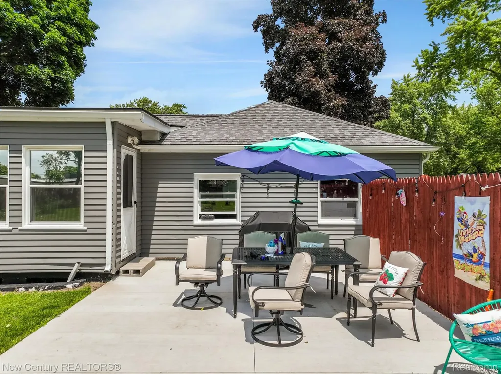 5763 Graves Street Waterford Charter Township MI 48327