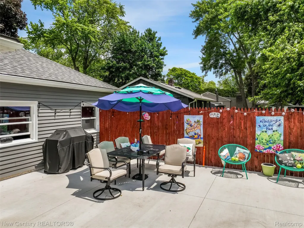 5763 Graves Street Waterford Charter Township MI 48327