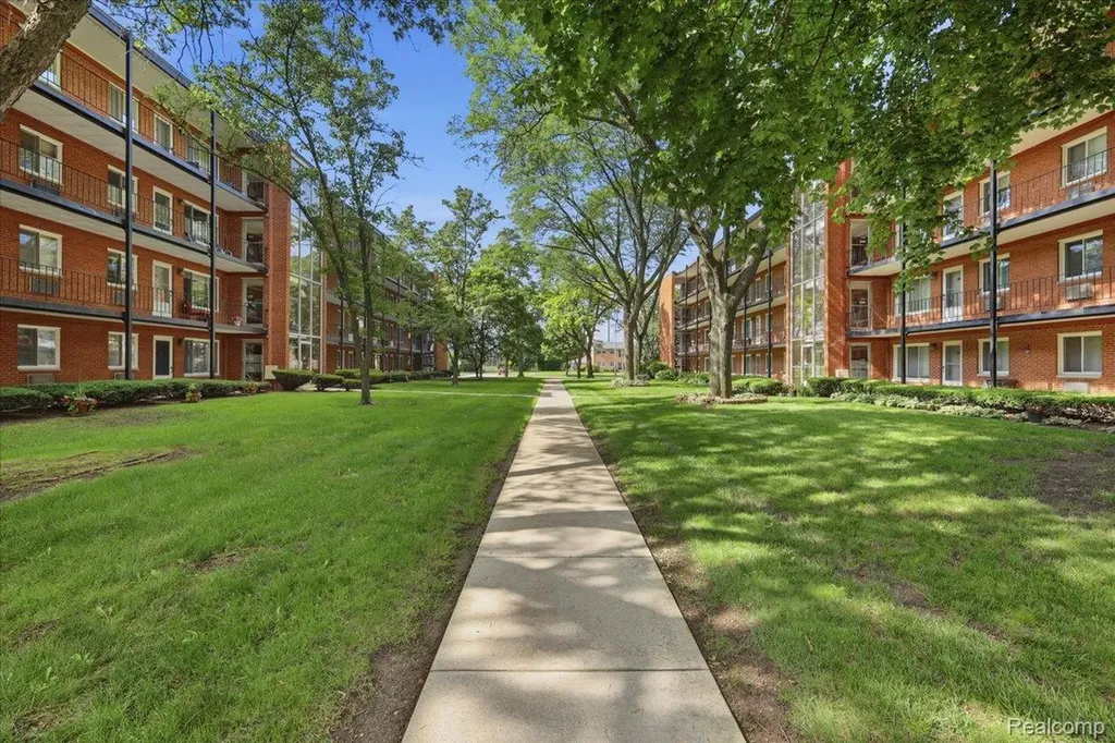 2915 W 13 Mile Road Royal Oak City MI 48073