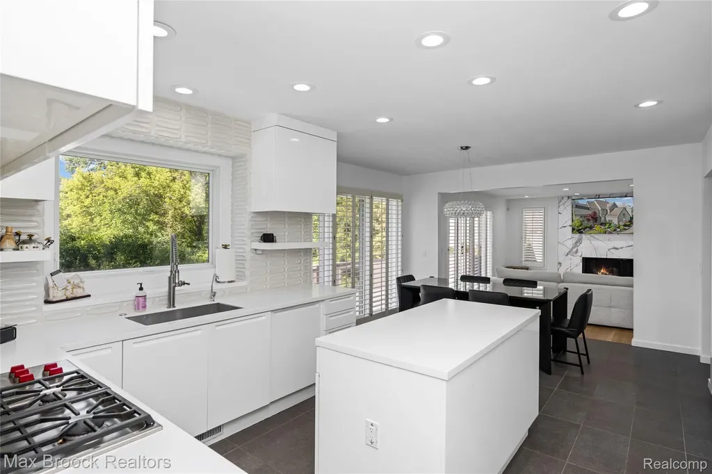 7102 Alta Vista Drive West Bloomfield Charter Township MI 48322