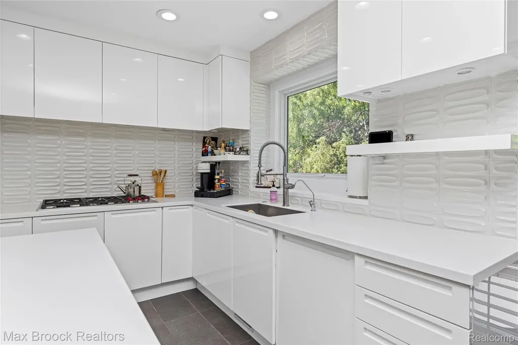 7102 Alta Vista Drive West Bloomfield Charter Township MI 48322