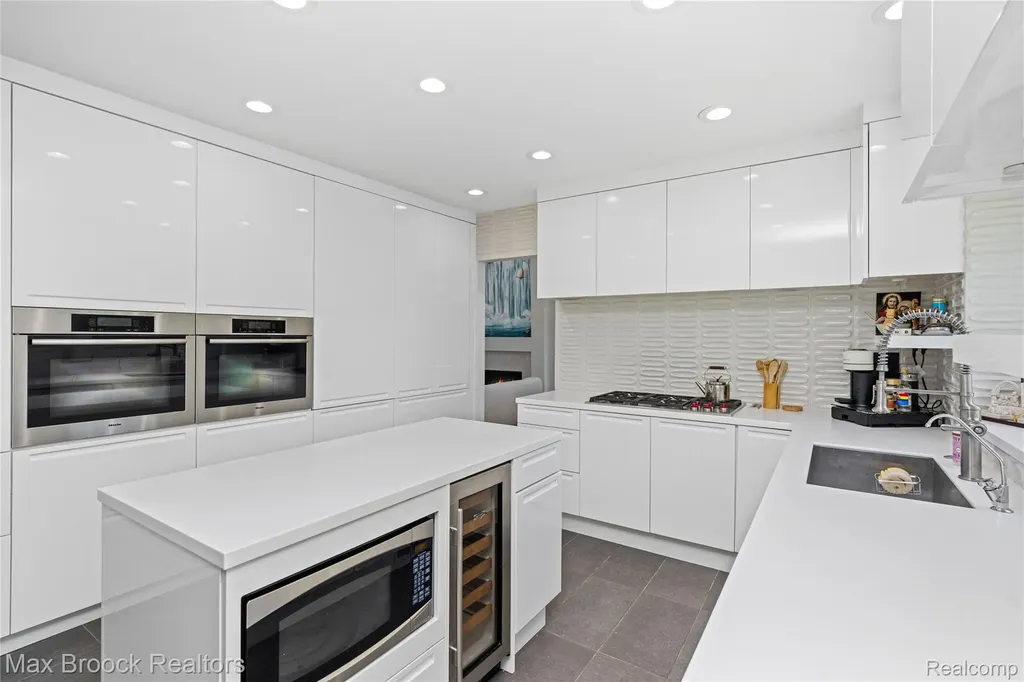 7102 Alta Vista Drive West Bloomfield Charter Township MI 48322