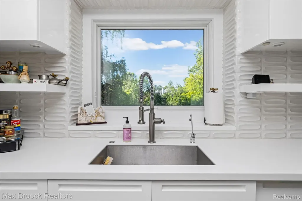 7102 Alta Vista Drive West Bloomfield Charter Township MI 48322