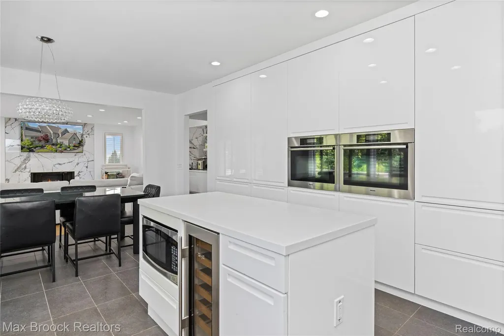 7102 Alta Vista Drive West Bloomfield Charter Township MI 48322