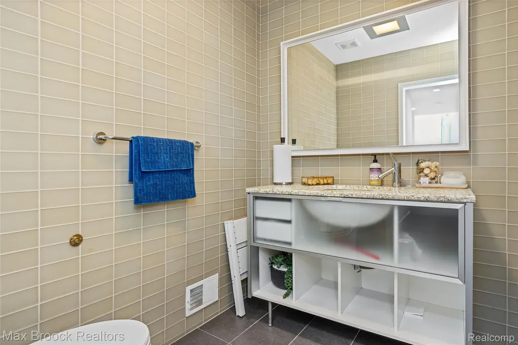 7102 Alta Vista Drive West Bloomfield Charter Township MI 48322