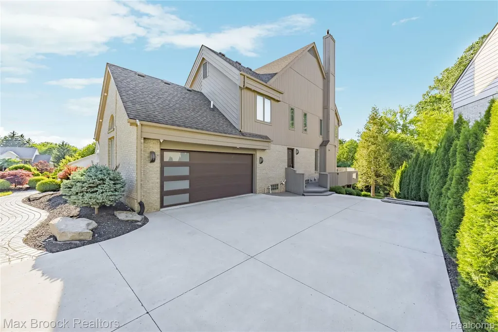7102 Alta Vista Drive West Bloomfield Charter Township MI 48322