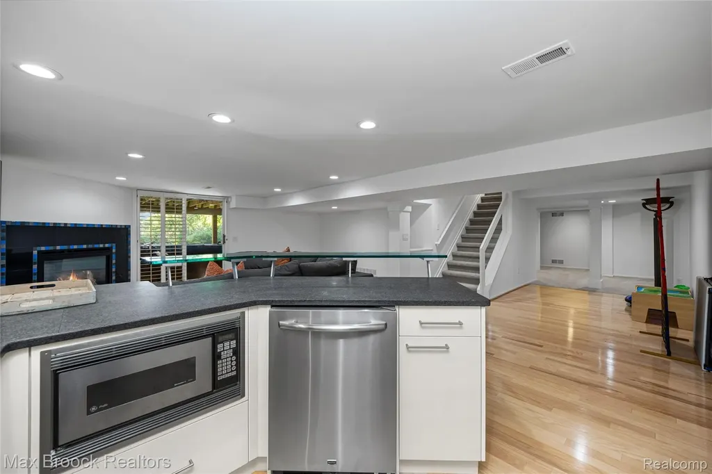 7102 Alta Vista Drive West Bloomfield Charter Township MI 48322