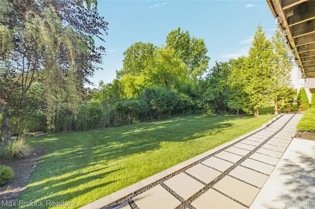7102 Alta Vista Drive West Bloomfield Charter Township MI 48322