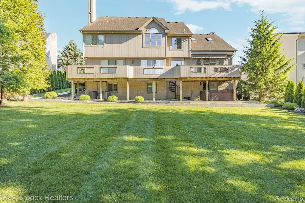 7102 Alta Vista Drive West Bloomfield Charter Township MI 48322