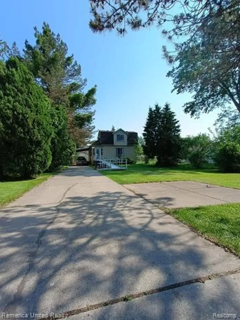 435 Riverbank Street Wyandotte City MI 48192