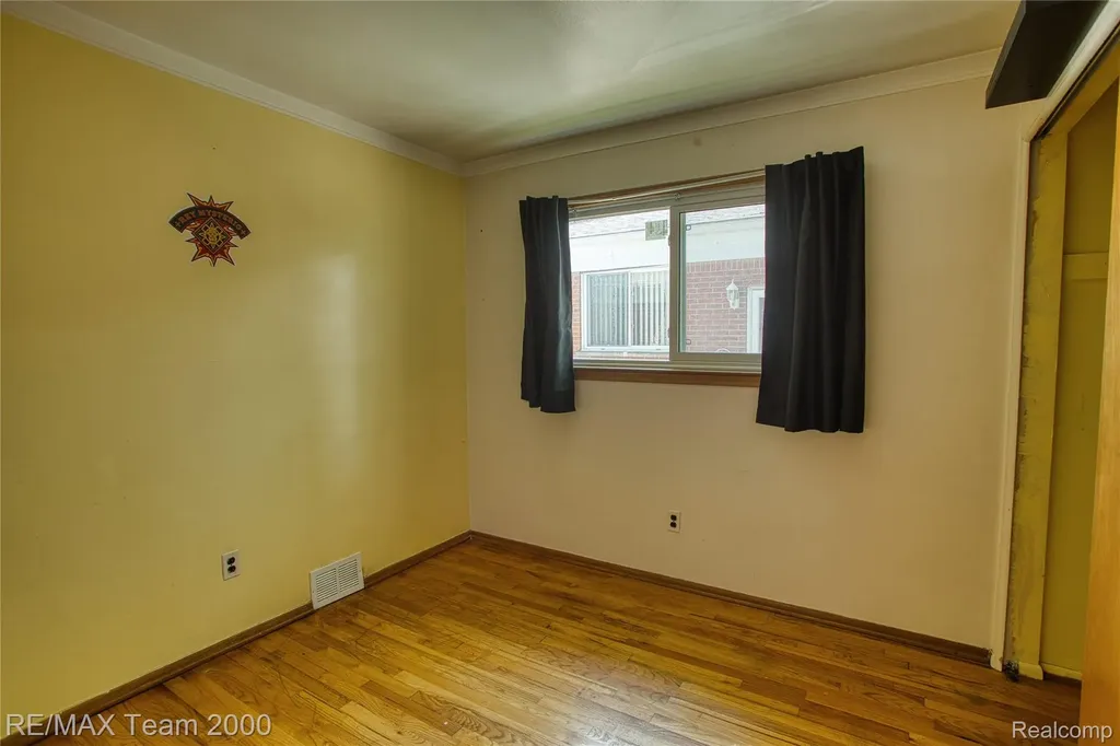 7475 Fenton Street Dearborn Heights City MI 48127
