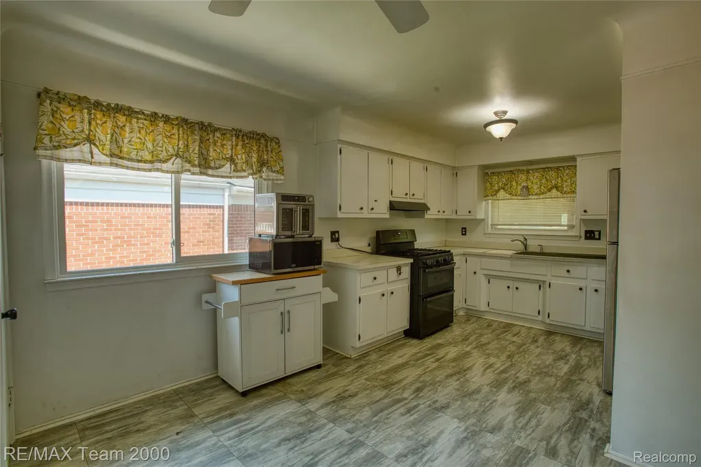 7475 Fenton Street Dearborn Heights City MI 48127