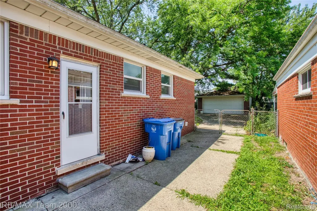 7475 Fenton Street Dearborn Heights City MI 48127