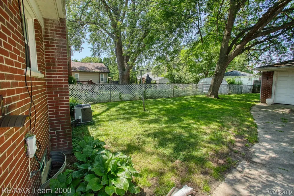 7475 Fenton Street Dearborn Heights City MI 48127