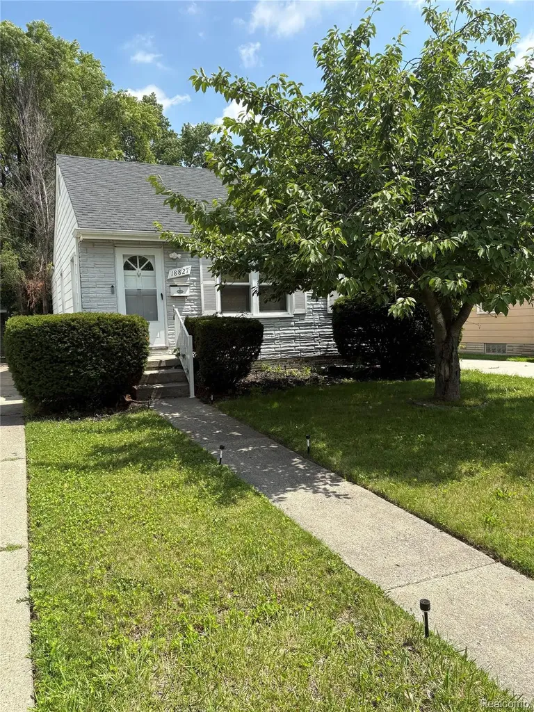 18827 Woodside Street Harper Woods City MI 48225