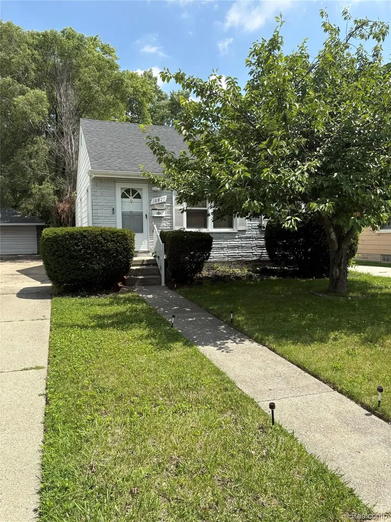 18827 Woodside Street Harper Woods City MI 48225