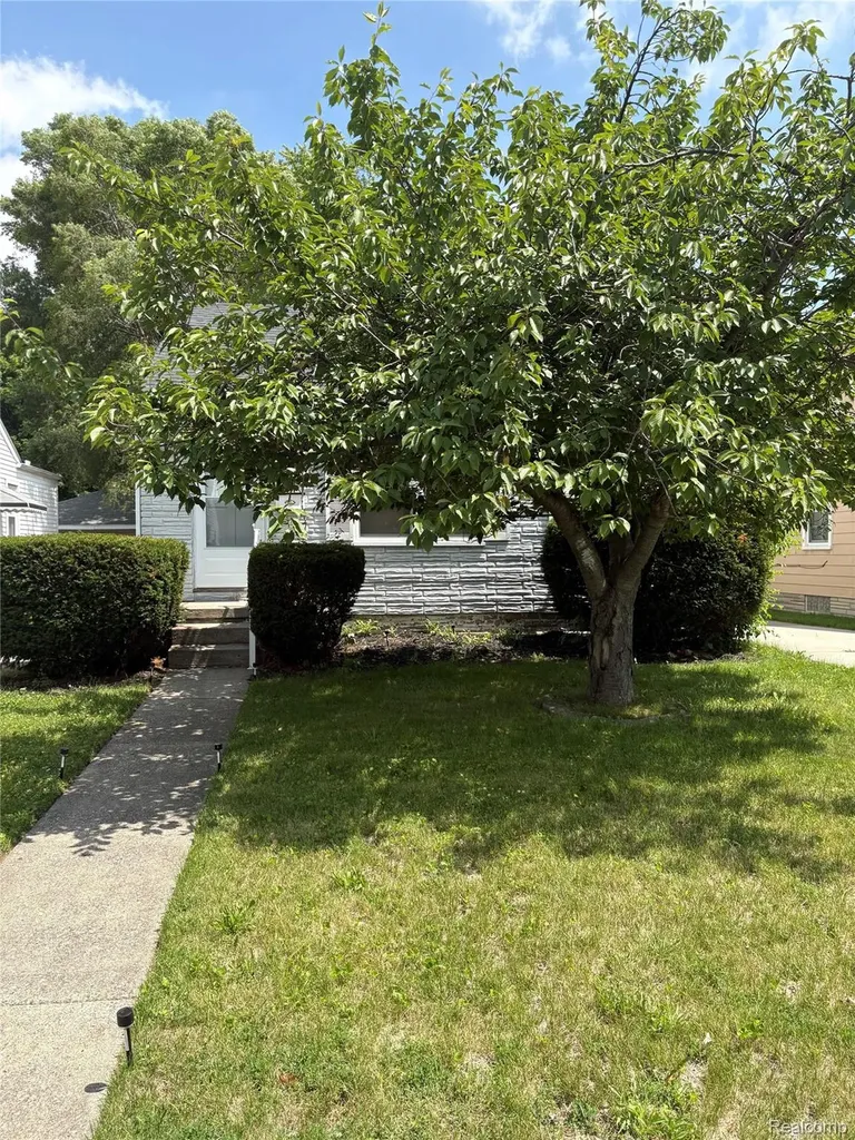 18827 Woodside Street Harper Woods City MI 48225