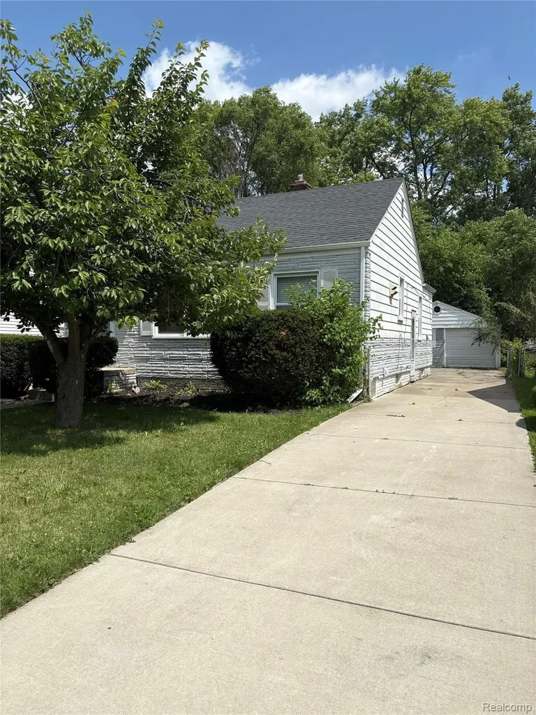 18827 Woodside Street Harper Woods City MI 48225