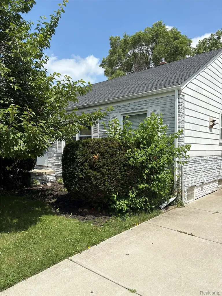 18827 Woodside Street Harper Woods City MI 48225