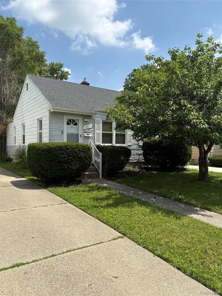 18827 Woodside Street Harper Woods City MI 48225