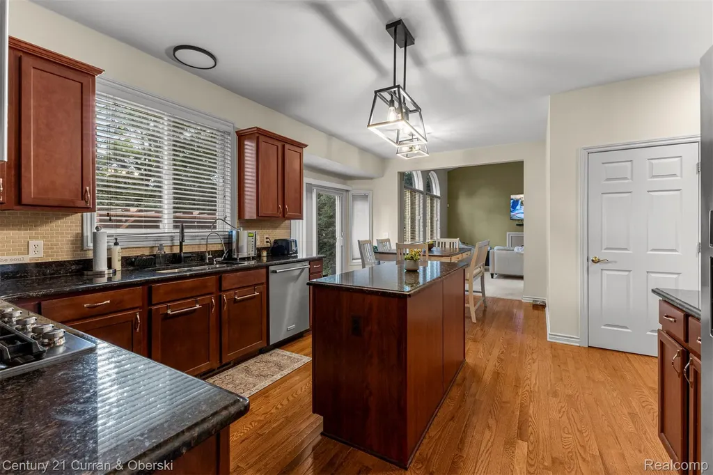 27363 Oxford Drive Southfield City MI 48033