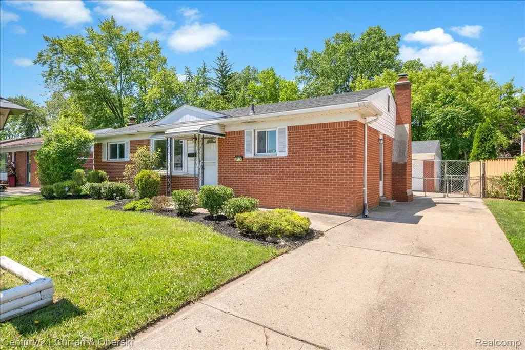 1174 S Dowling Street Westland City MI 48186