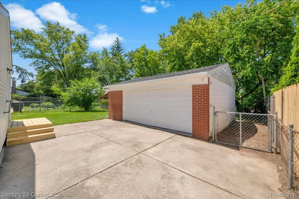 1174 S Dowling Street Westland City MI 48186