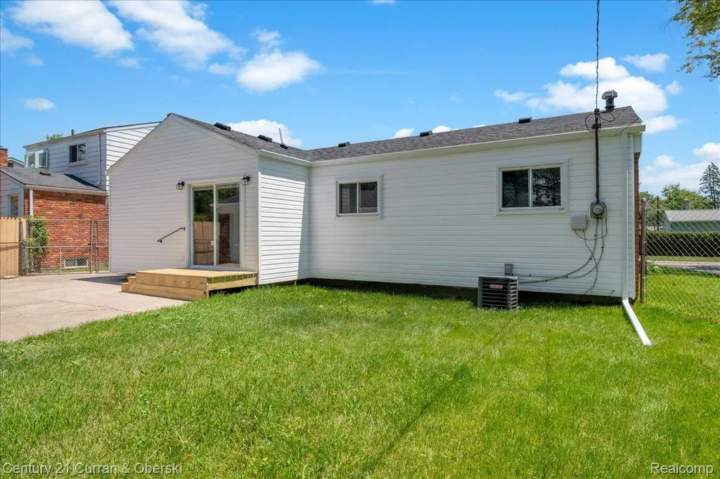 1174 S Dowling Street Westland City MI 48186
