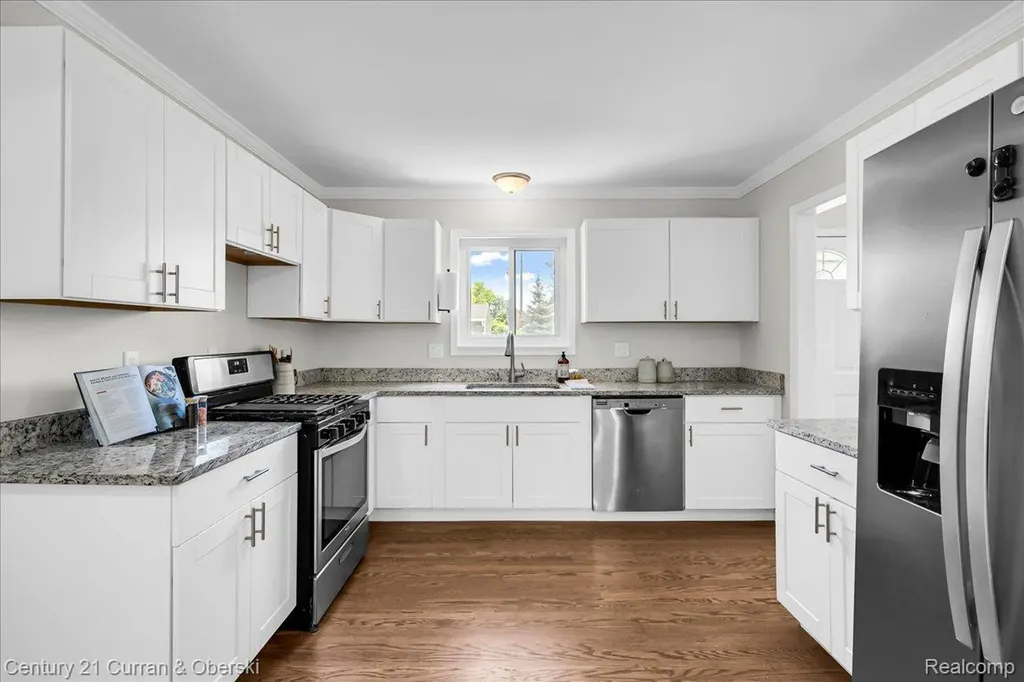 1174 S Dowling Street Westland City MI 48186