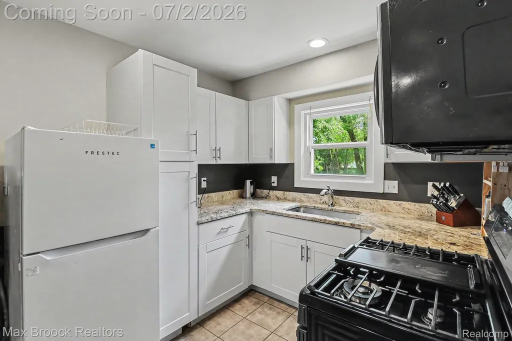 20792 Parkside Boulevard Royal Oak Charter Township MI 48220
