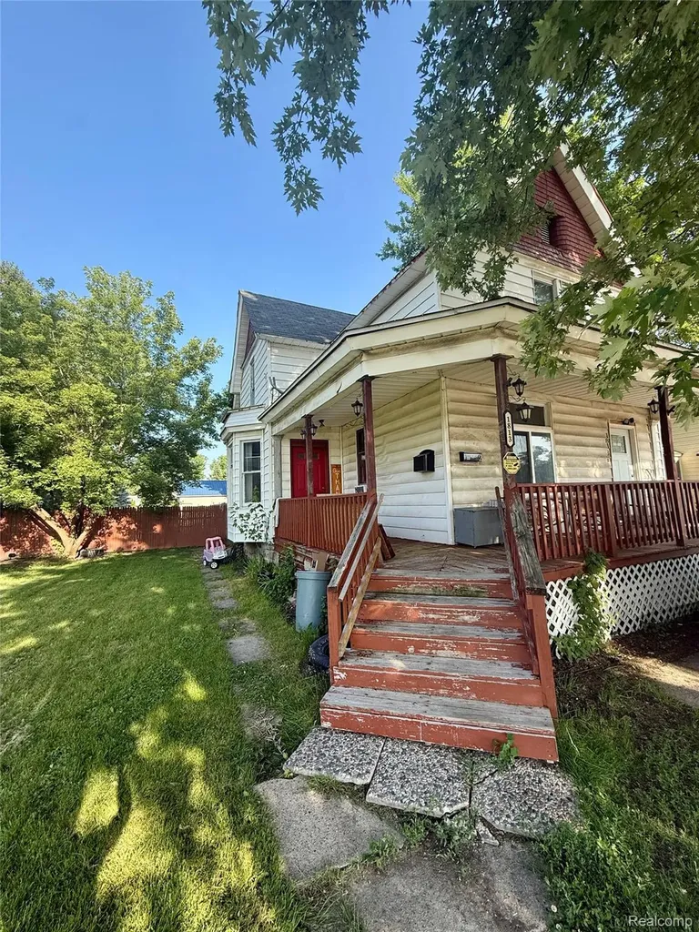 1813 10th Avenue Port Huron City MI 48060