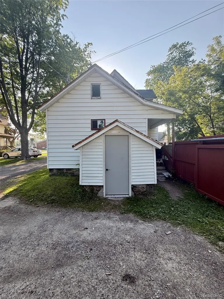 1813 10th Avenue Port Huron City MI 48060