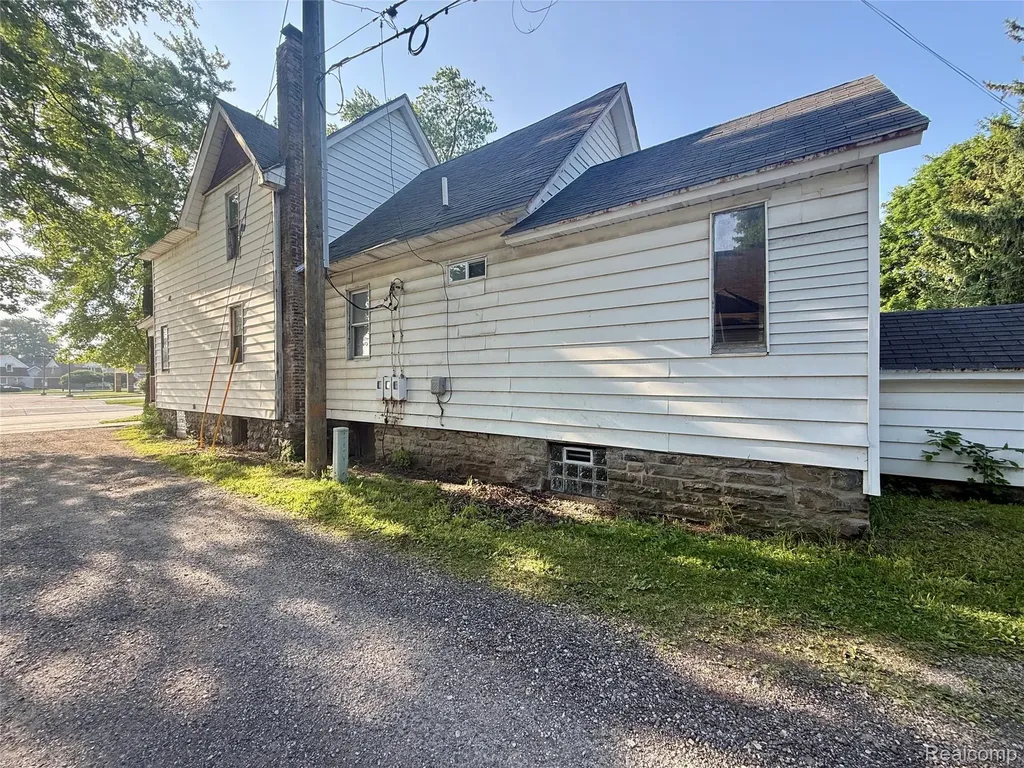 1813 10th Avenue Port Huron City MI 48060