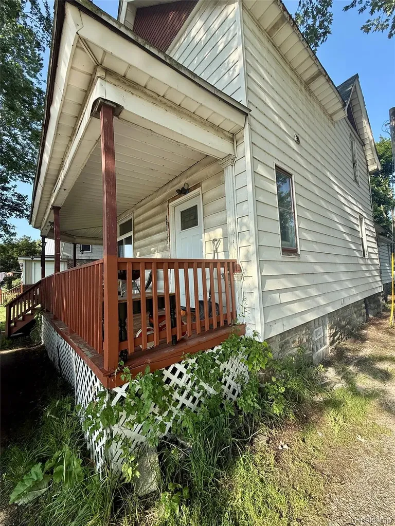 1813 10th Avenue Port Huron City MI 48060