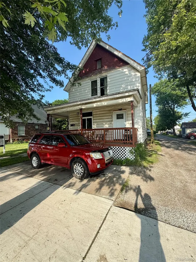 1813 10th Avenue Port Huron City MI 48060