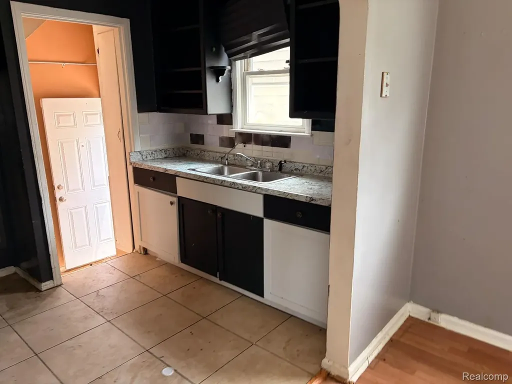 20916 Dexter Boulevard Warren City MI 48089