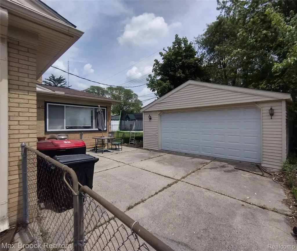 25210 Ridge Cliff Drive Southfield City MI 48075