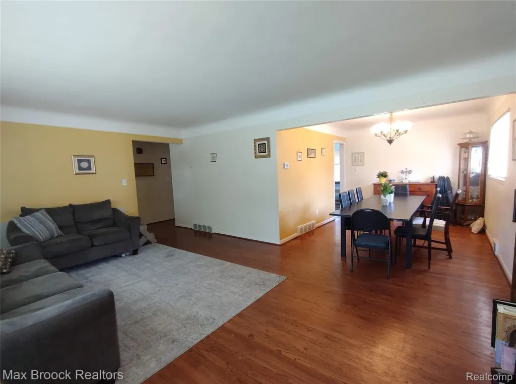 25210 Ridge Cliff Drive Southfield City MI 48075