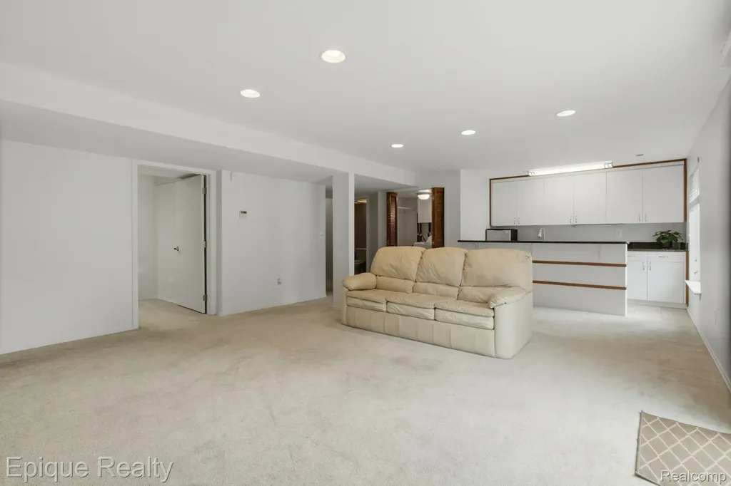 1982 Valley Lane Orion Charter Township MI 48360