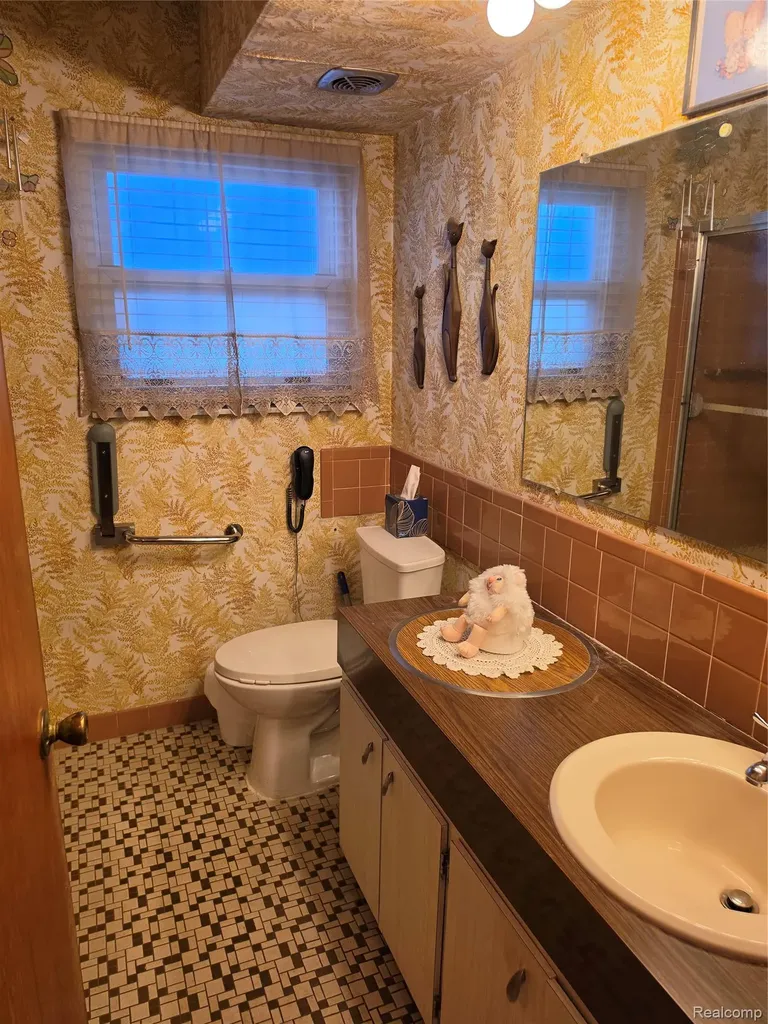 27882 Sutherland Drive Warren City MI 48088