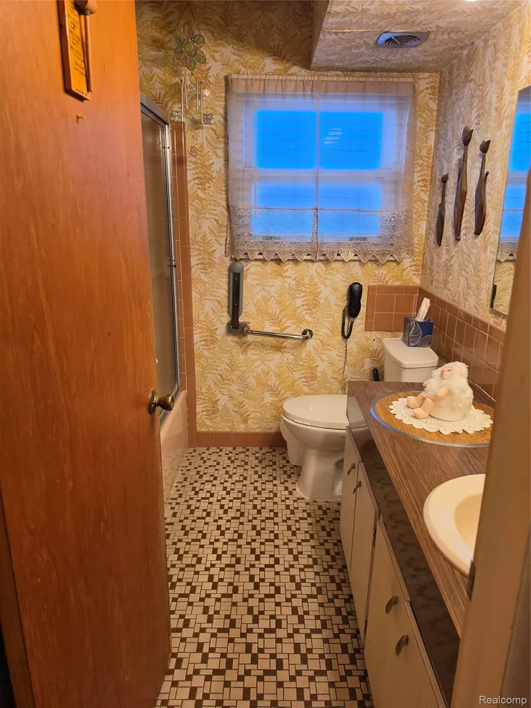 27882 Sutherland Drive Warren City MI 48088