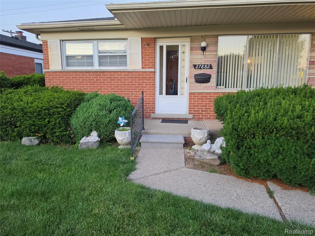 27882 Sutherland Drive Warren City MI 48088